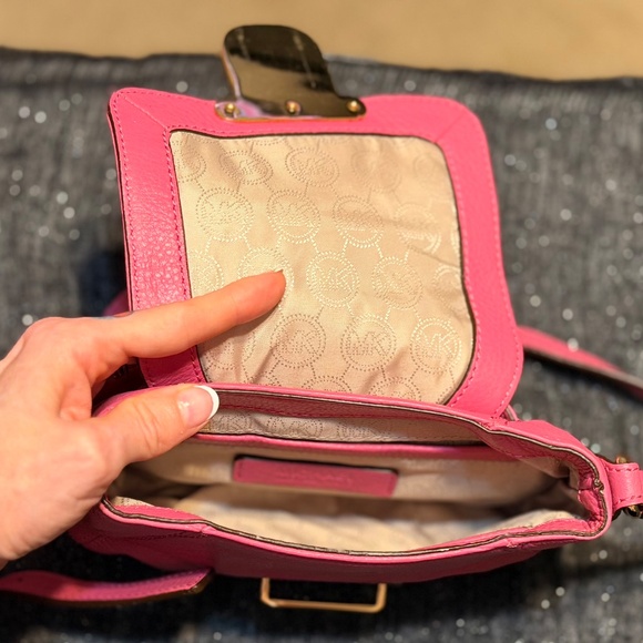 ๐ธ ๐๐ข๐๐ก๐๐๐ฅ ๐๐จ๐ซ๐ฌ Charlton Crossbody in Peony โ Small & Stunning! ๐ - Picture 7 of 12